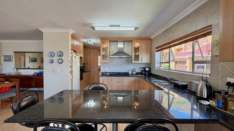 5 Bedroom Property for Sale in Mountainside Western Cape